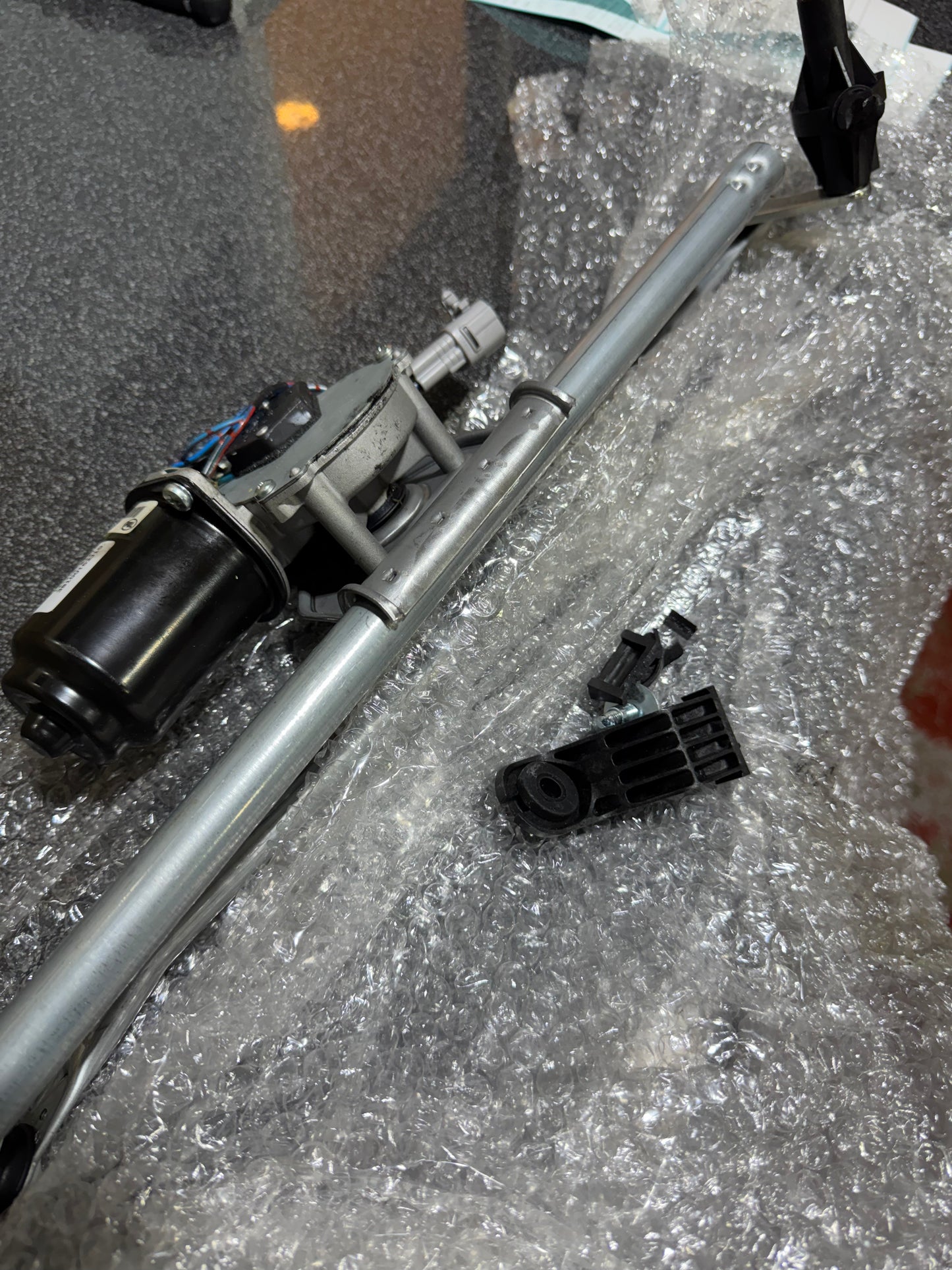 .CLEARANCE New Genuine Suzuki Part No. - 38100-62J10-000 - MOTOR & BRACKET ASSY WIPER **INCOMPLETE**