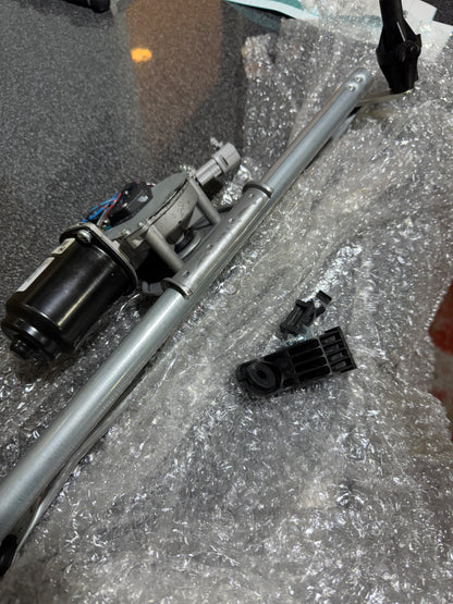 .CLEARANCE New Genuine Suzuki Part No. - 38100-62J10-000 - MOTOR & BRACKET ASSY WIPER **INCOMPLETE**