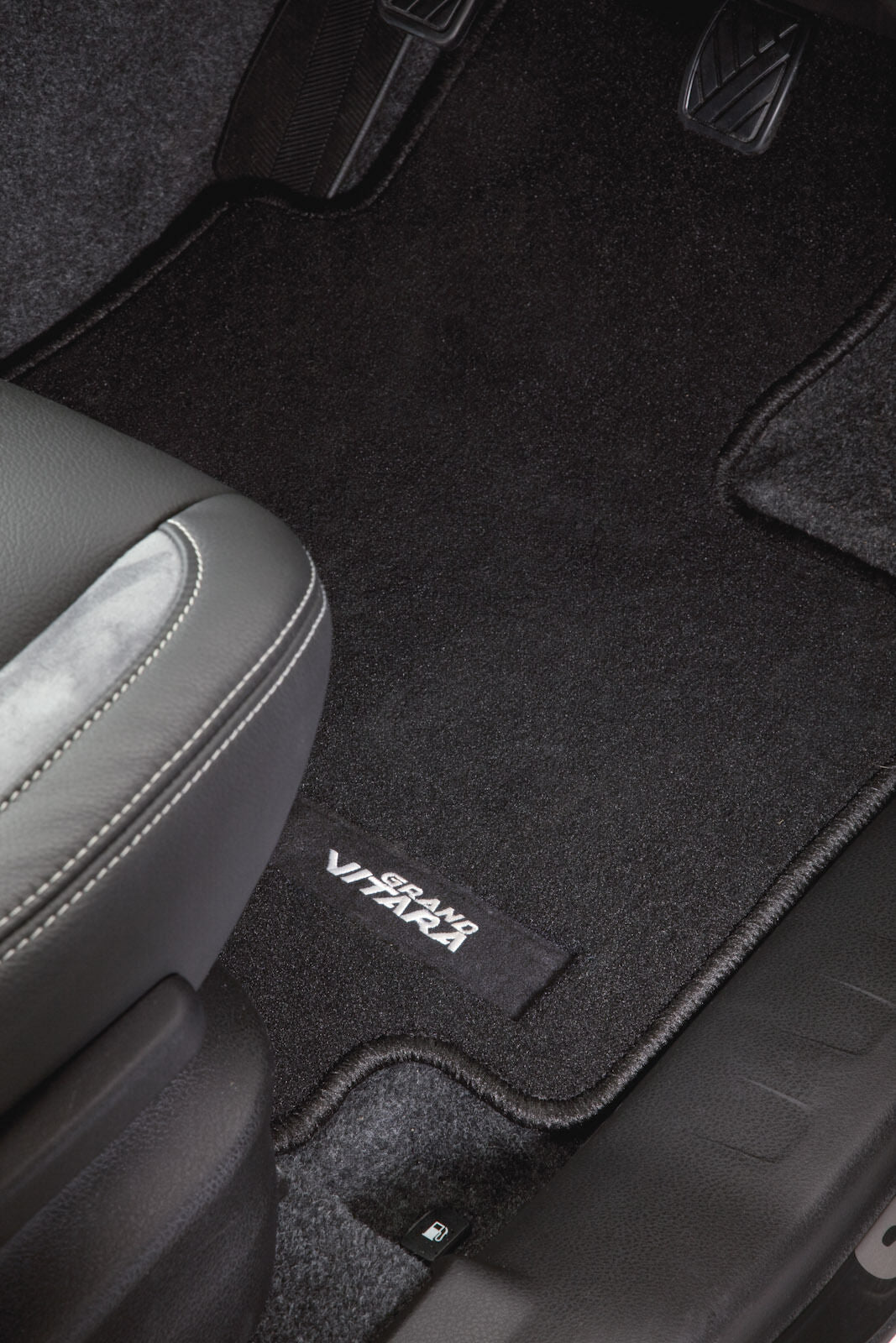 NEW Genuine Suzuki GRAND VITARA 3DOOR 2007-2014 Deluxe Carpet Mats Set Black Embroidered